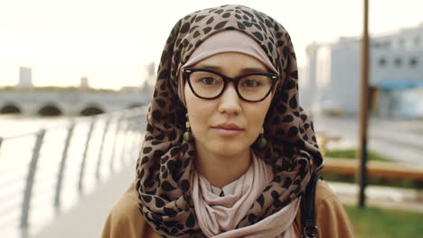 Retrato-De-Mujer-Musulmana-De-Oriente-Medio